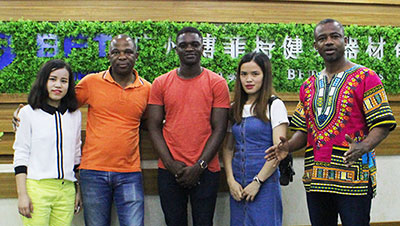 非洲客户来中国采购花季传媒APP下载健身器材