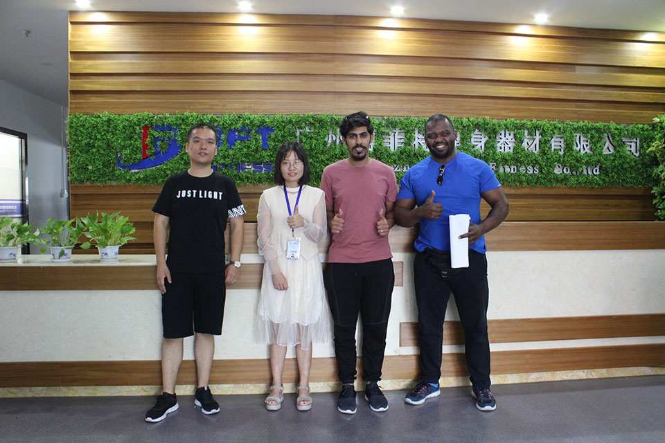 花季传媒APP下载健身房器材