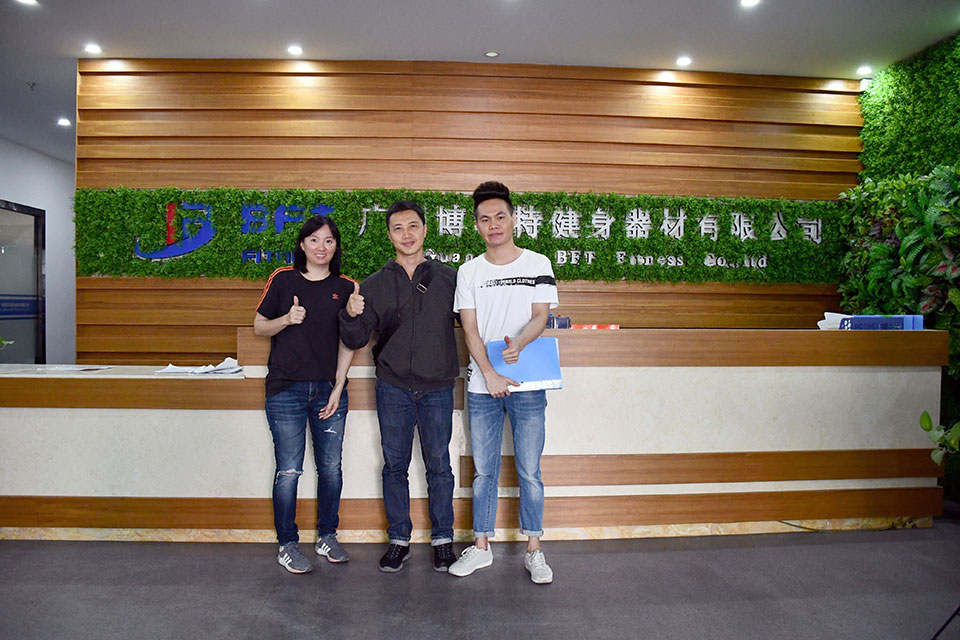 印度尼西亚客户来中国采购花季传媒APP下载健身器材