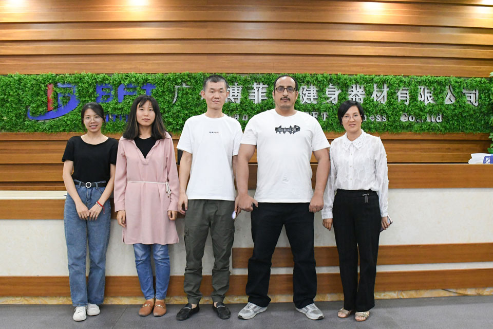 沙特客户进口花季传媒APP下载品牌商用健身器材