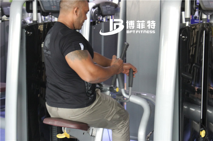 坐式拉背花季视频传媒